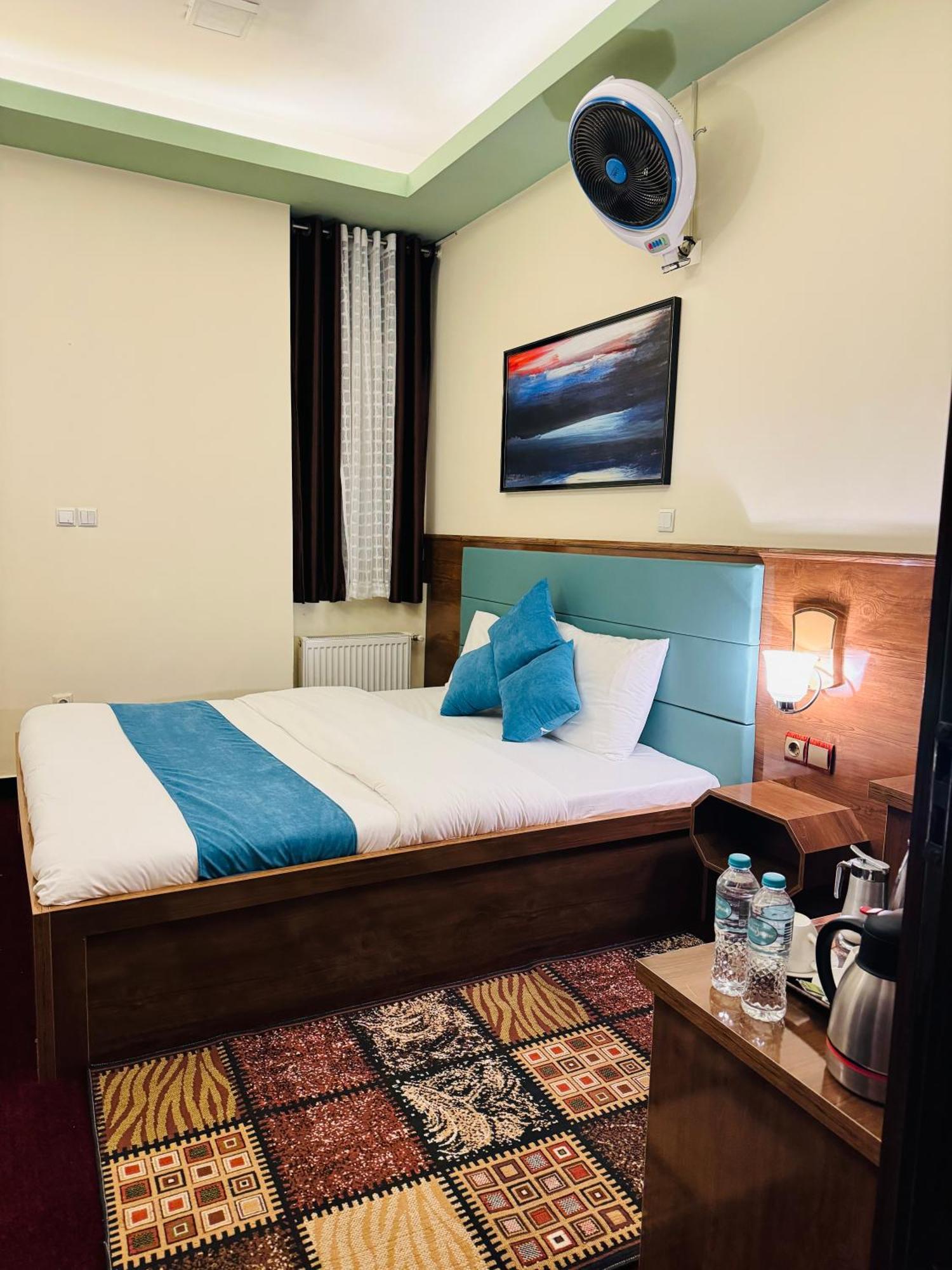 Khyber Hotel Kabul Esterno foto